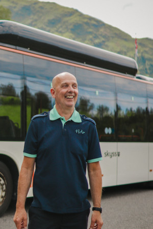Bussjåfør foran buss