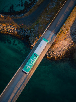 Dronebilde av en buss som kjører